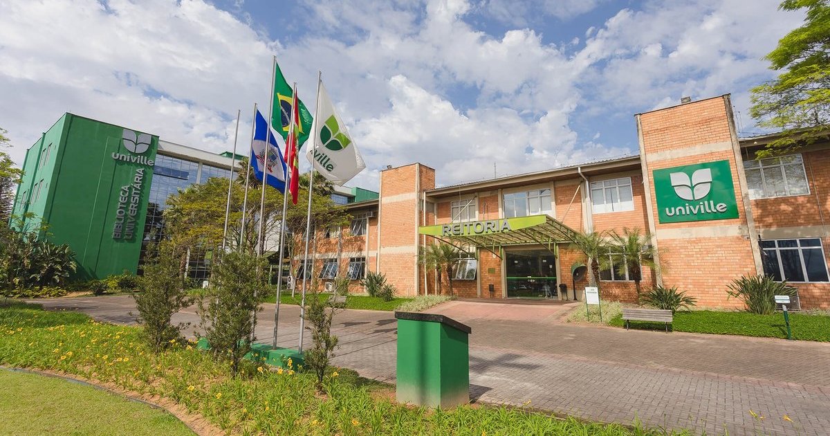 Aluna flagra homem espiando por baixo da cabine do banheiro e ele sai livre de universidade em Joinville