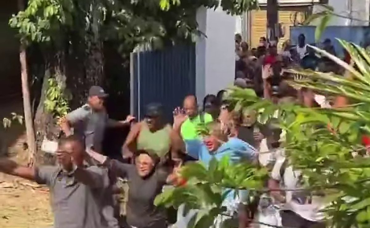 Aos gritos de “Lula”, eleitores correm e invadem o maior local de votação da Bahia após a abertura dos portões