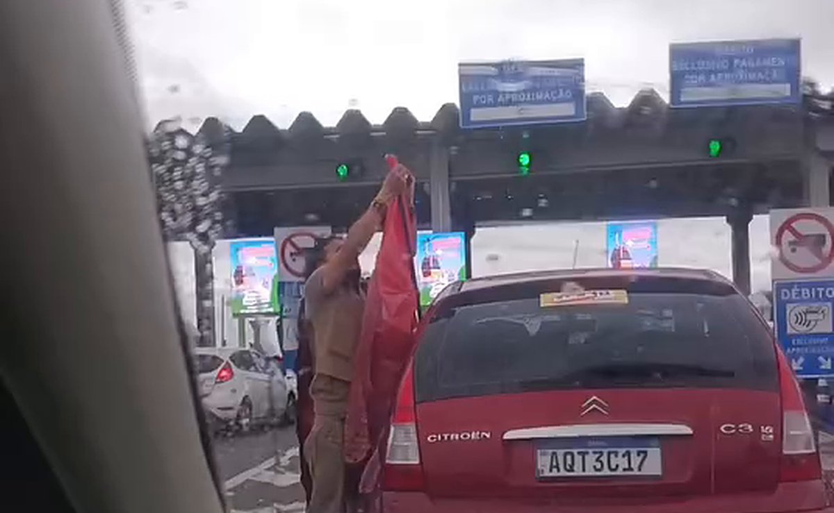 Apoiador de Lula para pedágio em SC para arrumar bandeira e motoristas ficam furiosos
