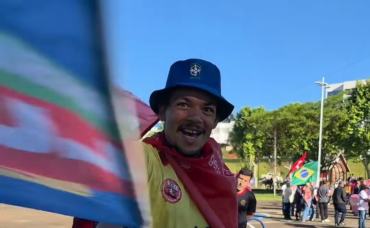 Apoiador do Lula ameaça jornalista e avança com bandeira até acertar a câmera durante ato do PT em SC