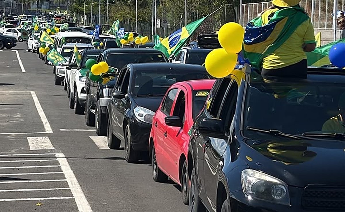 Com bandeiras do Brasil e balões, apoiadores de Flávio Bolsonaro fazem carreata pelas avenidas de Criciúma