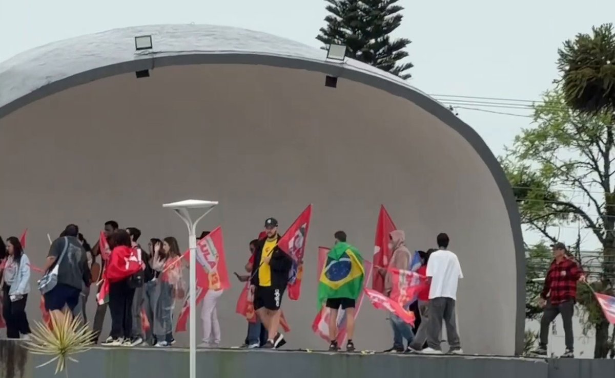 Apoiadores de Lula vão às ruas de Tijucas em bandeiraço pela reeleição do petista
