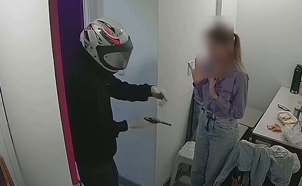“Arma na cabeça”: PMSC caça criminosos que assaltaram loja de celulares em Florianópolis