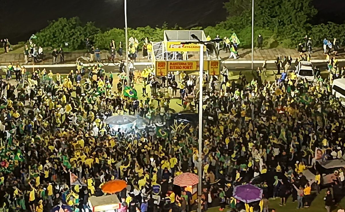 Ato pró-Flávio Bolsonaro reúne grande público na Beira-Mar Continental a 3 dias do 2º turno em Florianópolis
