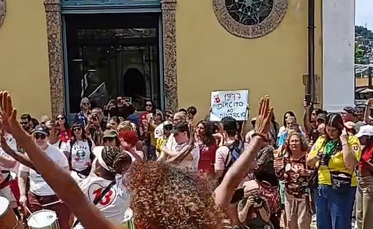 Enquanto motociata por Flávio toma Florianópolis, militantes do PT fazem ato com batucada no Centro