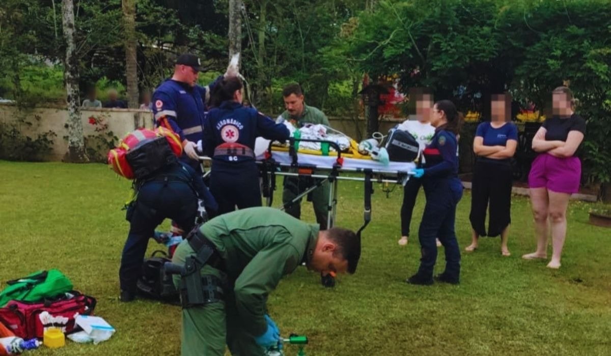 Bebê de 1 ano se afoga em açude, família segue instruções por telefone e criança é reanimada em SC