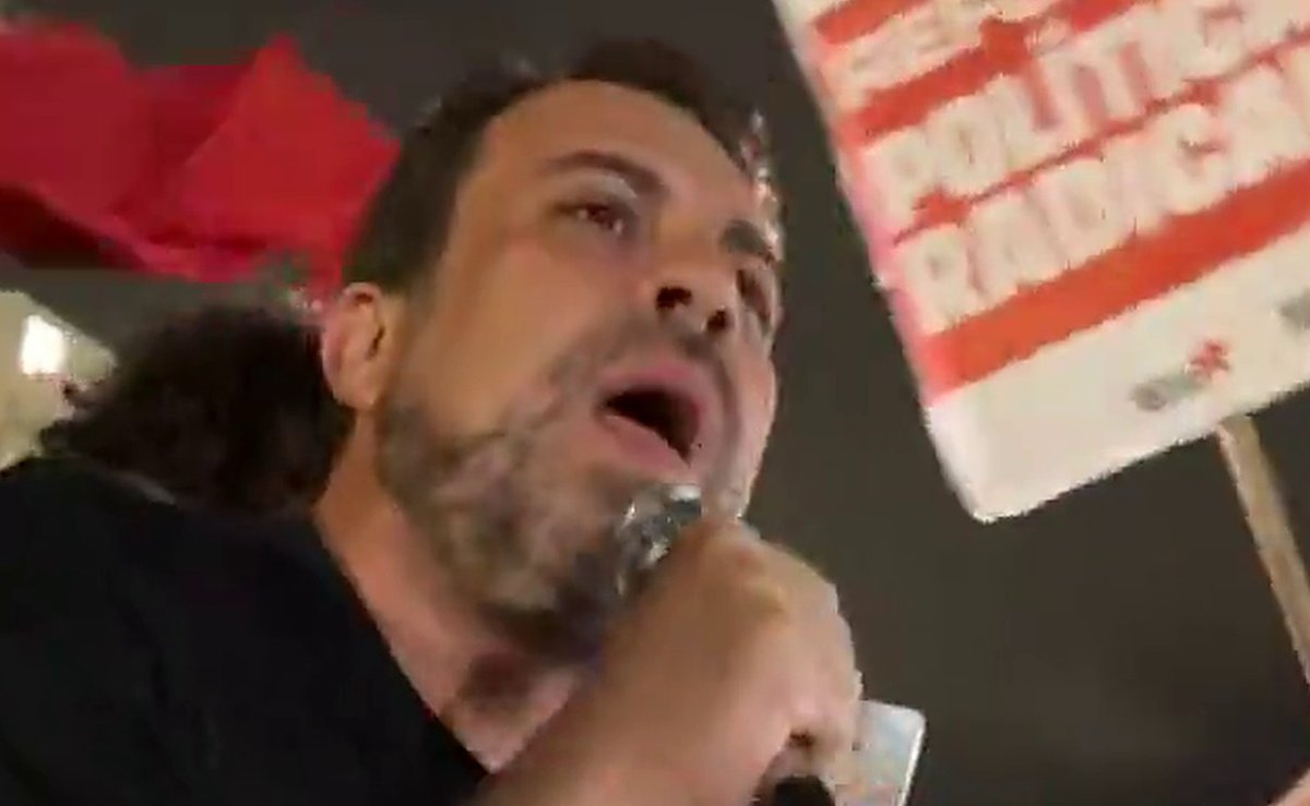 Boulos chama Flávio Bolsonaro de “canalha”, “covarde” e “frouxo” em ato pró-Lula em Florianópolis