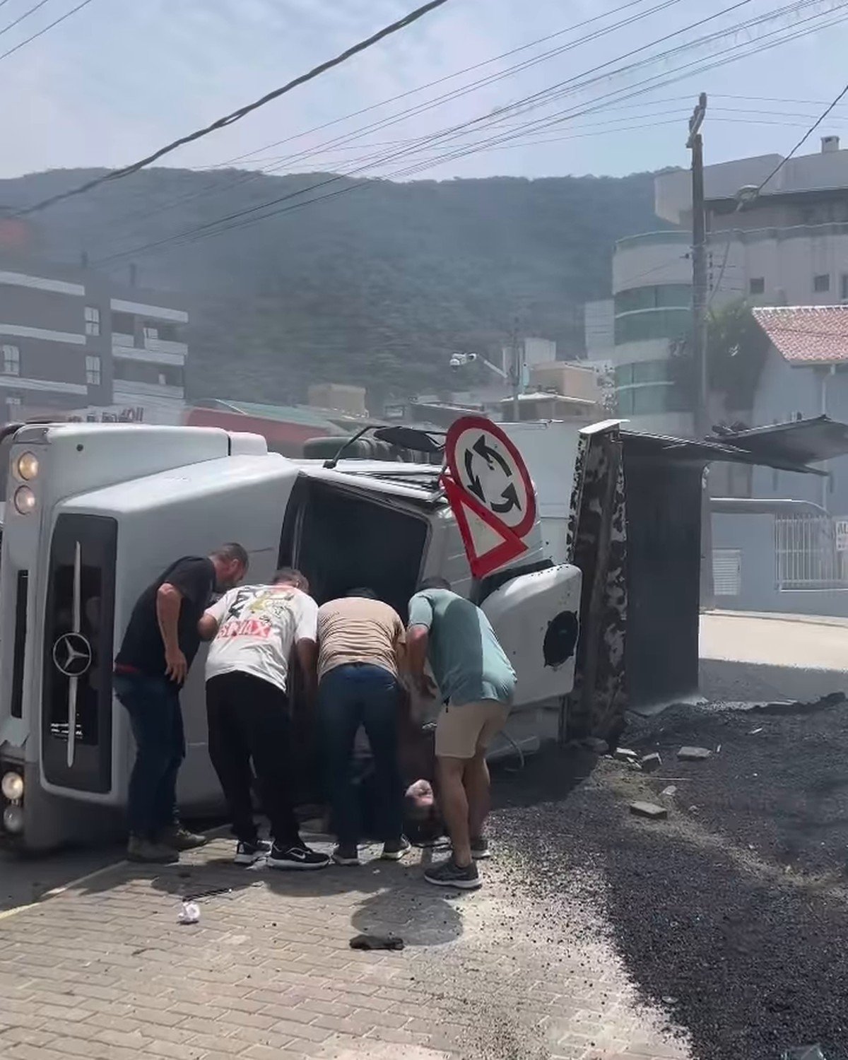 Caçamba carregada perde o freio, capota na descida do Morro de Bombas e espalha a carga em Bombinhas