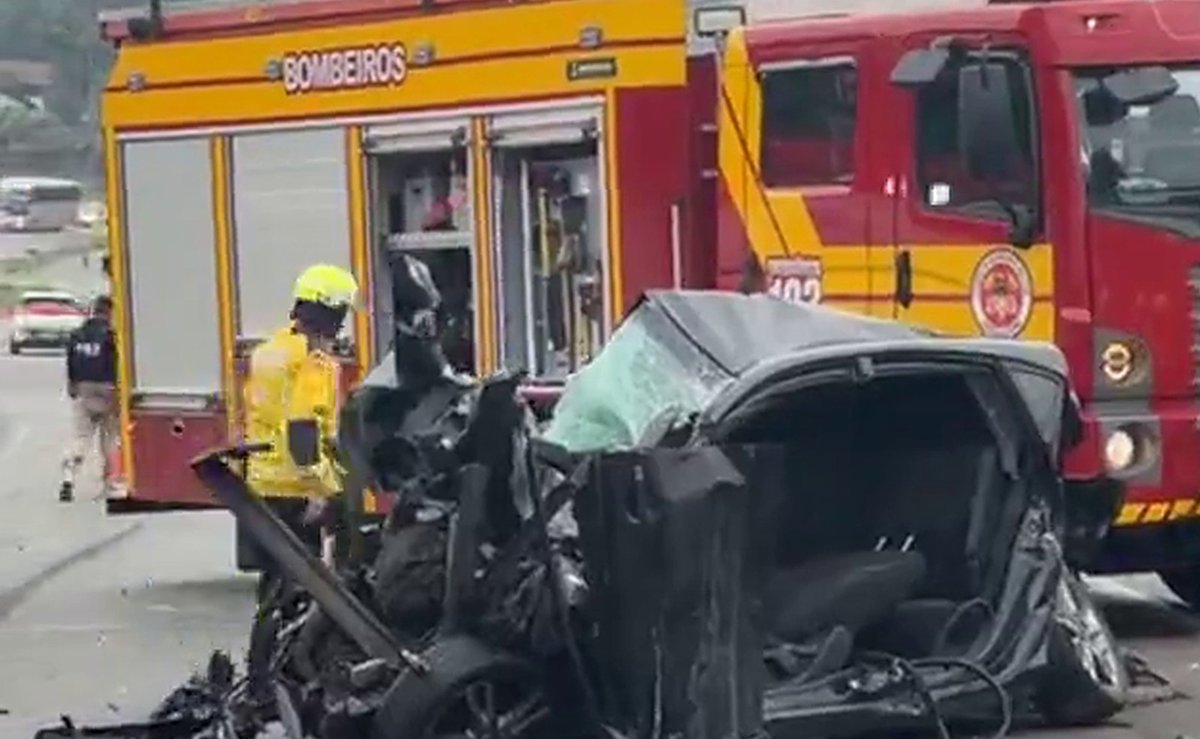 Câmera flagra batida de frente que destrói carro e deixa motorista ferido na BR-470 em Blumenau