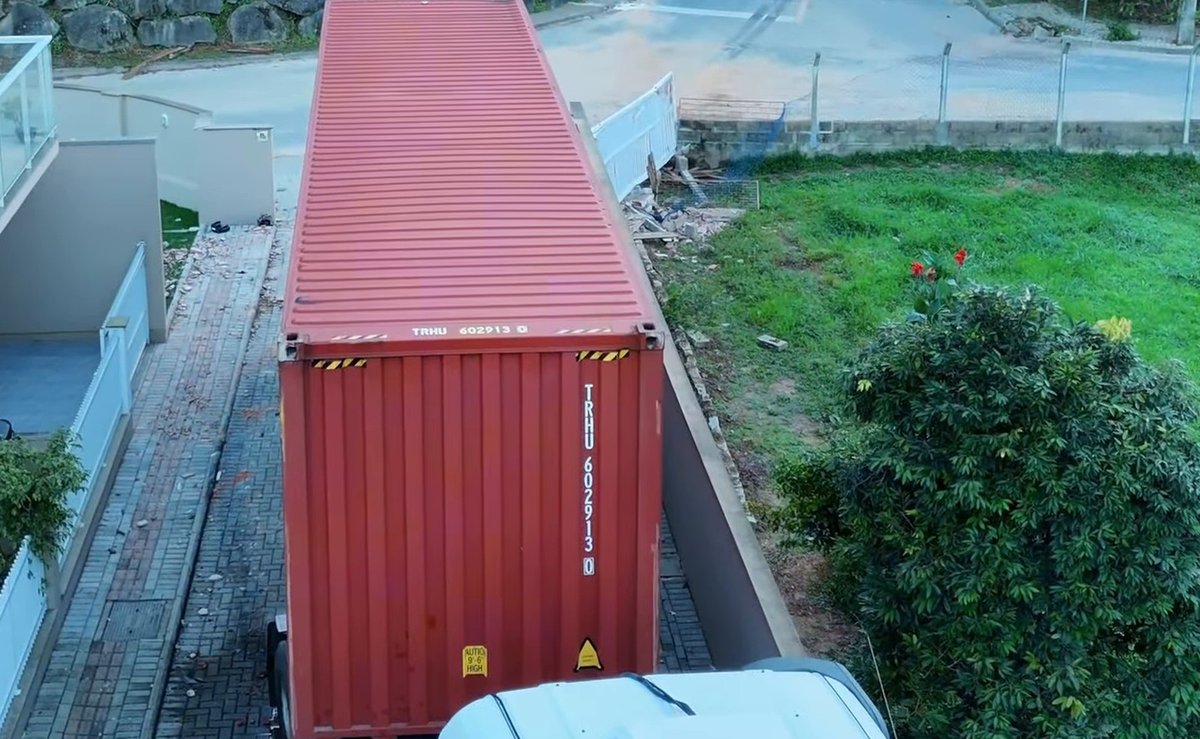 Câmera flagra carreta descendo ladeira sem controle e arrebentando o portão de um residencial em Brusque