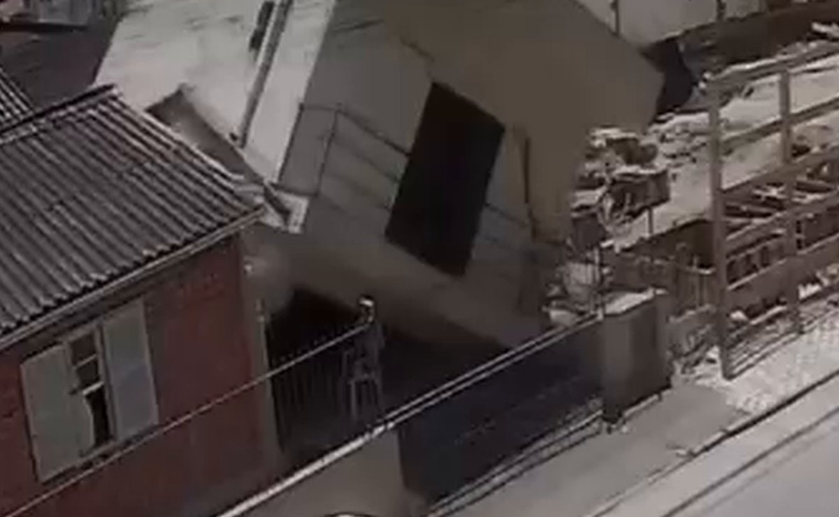 Câmera flagra casa desabando com criança dentro ao lado de obra em Itapema: “Veio tudo abaixo”