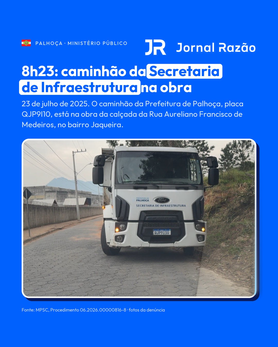 Às 8h23, o caminhão da Secretaria de Infraestrutura na obra da Rua Aureliano Francisco de Medeiros