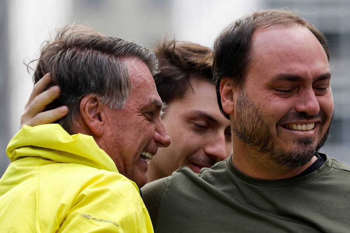 Carlos Bolsonaro visita Jair e revela o sonho do pai para quando for solto: “Quer ficar no meio do povo”