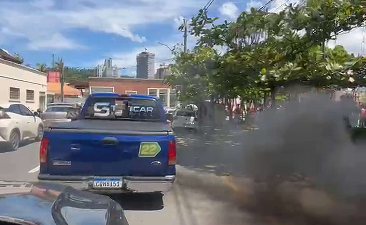 Carreata de Flávio cruza com ato de Lula, picape solta fumaça nos petistas e grupos discutem em Jaraguá do Sul