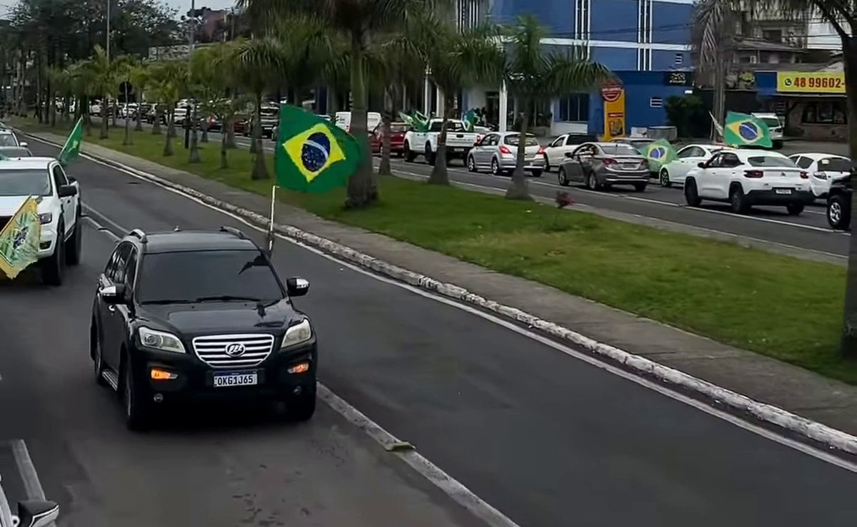 Carreata pró-Flávio Bolsonaro toma os dois sentidos da Avenida Centenário em Criciúma na véspera do 2º turno