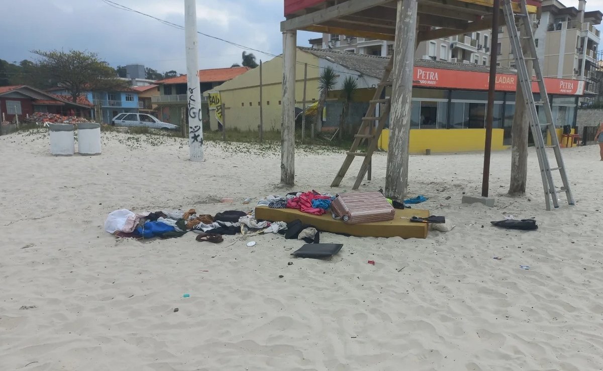Casal de moradores de rua toma conta de casinha de salva-vidas e é “despejado” em Florianópolis