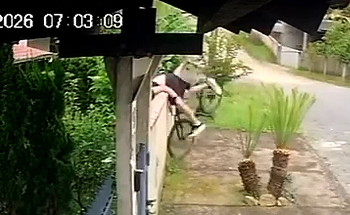 Entrou sem passar pelo portão: ciclista bate no muro e voa para dentro do pátio de uma casa em Blumenau