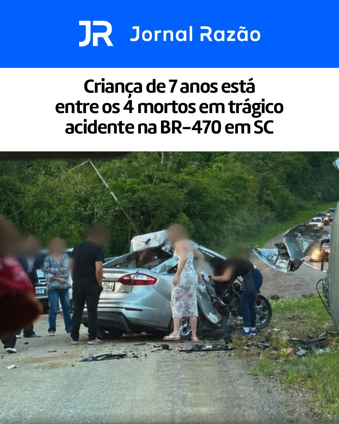 Carro e caminhão tombado às margens da BR-470 logo após o acidente