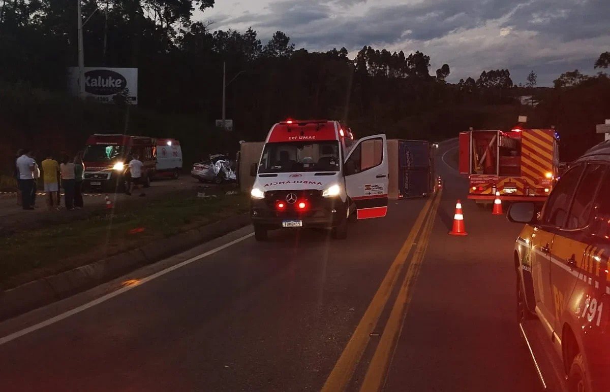 Criança de 7 anos está entre os 4 mortos em trágico acidente entre carro e caminhão na BR-470 em SC