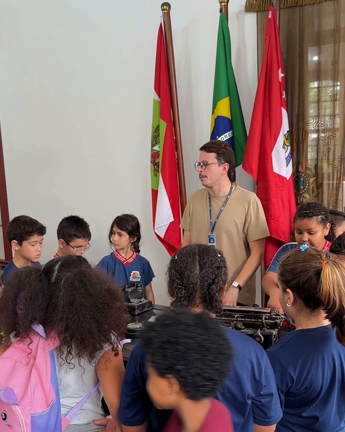 Crianças trocam a sala de aula por uma viagem ao passado e aprendem a história da cidade em museu de SC