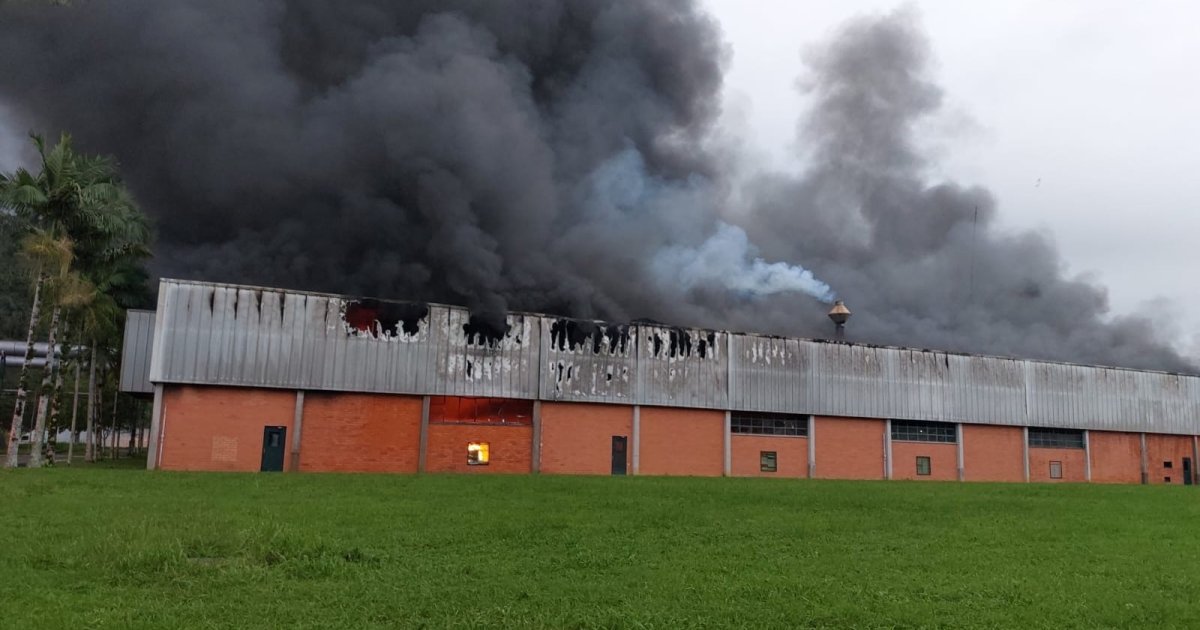 Fogo atinge tecidos e máquinas da Cremer; bombeiros atualizam situação em vídeo