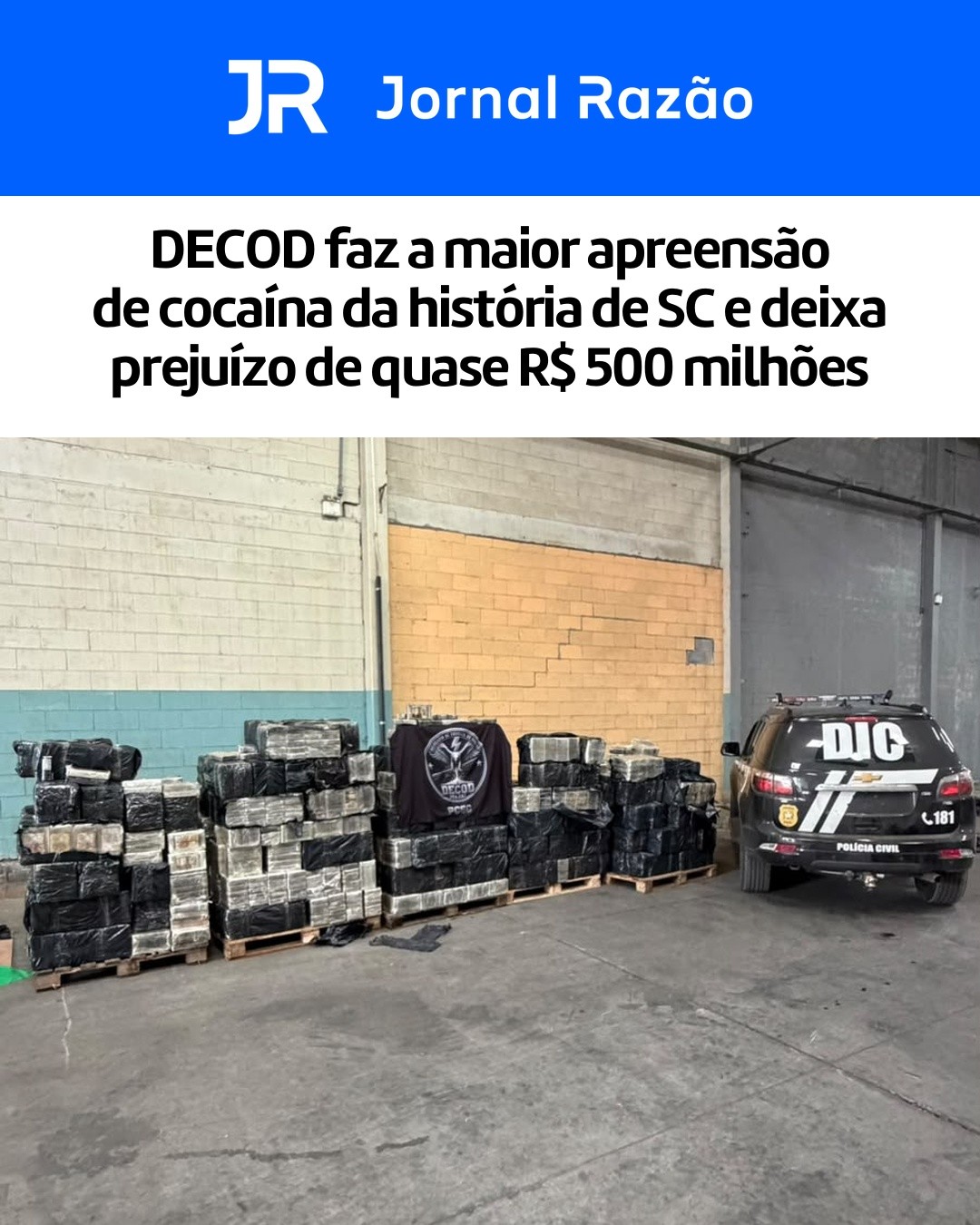 Paletes com a cocaína apreendida e a viatura da DIC no galpão