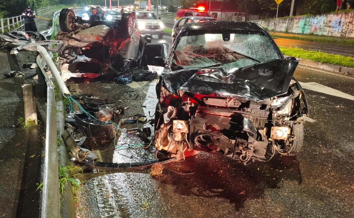 Dois jovens de 18 anos morrem após carro capotar em Blumenau e bombeiro pede: “não liguem para os familiares”