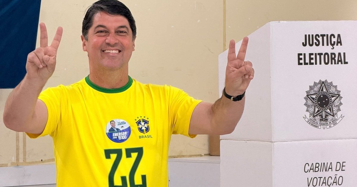 Candidato do MDB, Emerson Stein posa com camiseta do 22 após votar em Porto Belo