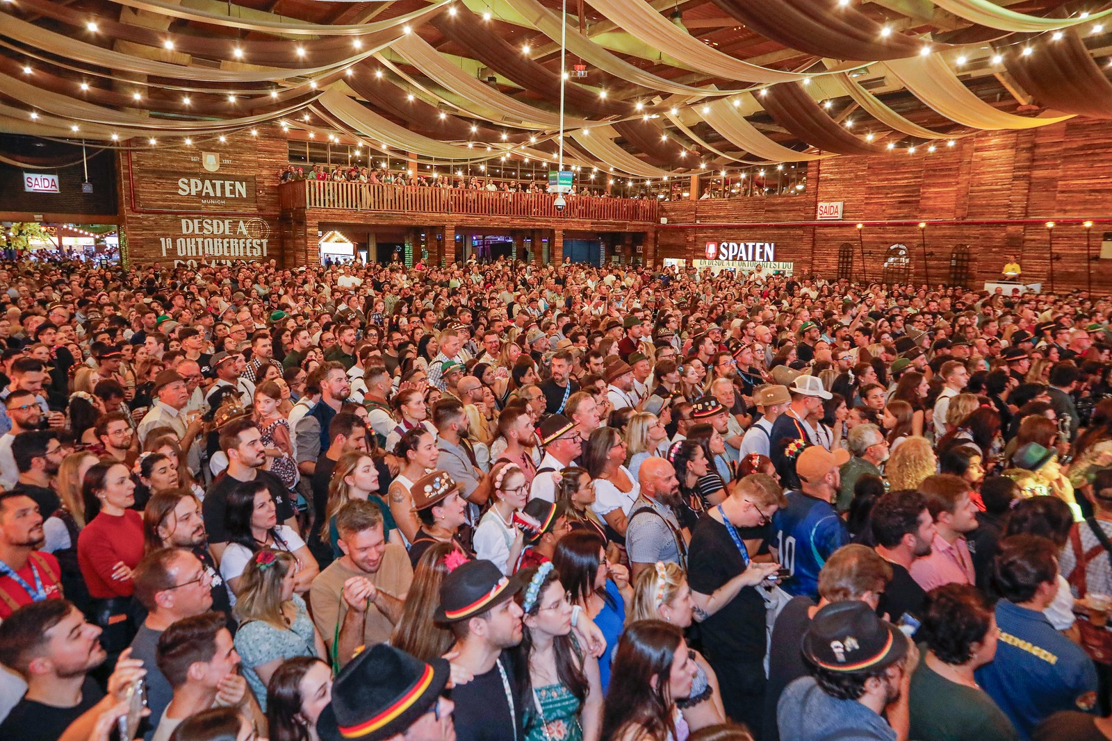 Público no Spaten Platz na noite de abertura da 41ª Oktoberfest Blumenau. Foto: Eraldo Schnaider/Prefeitura de Blumenau