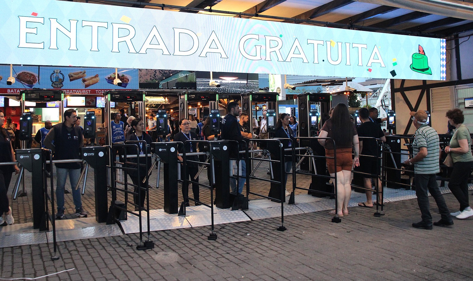 Catracas da Vila Germânica na primeira noite, que teve entrada gratuita. Foto: Eraldo Schnaider/Prefeitura de Blumenau