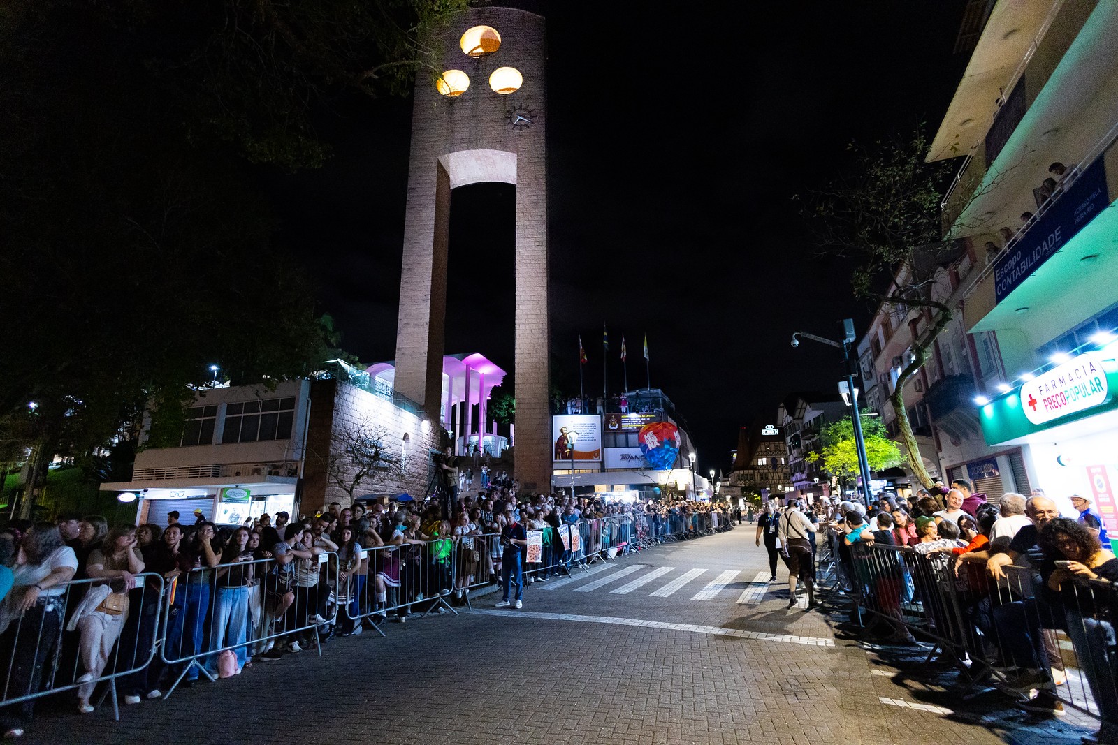 Público acompanha o primeiro desfile na Rua XV de Novembro. Foto: Daniel Zimmermann/Prefeitura de Blumenau