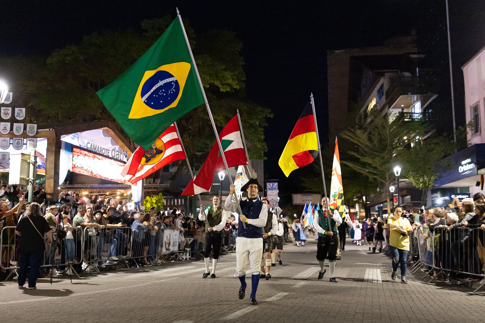 Bandeiras abrem a passagem dos grupos no desfile. Foto: Daniel Zimmermann/Prefeitura de Blumenau