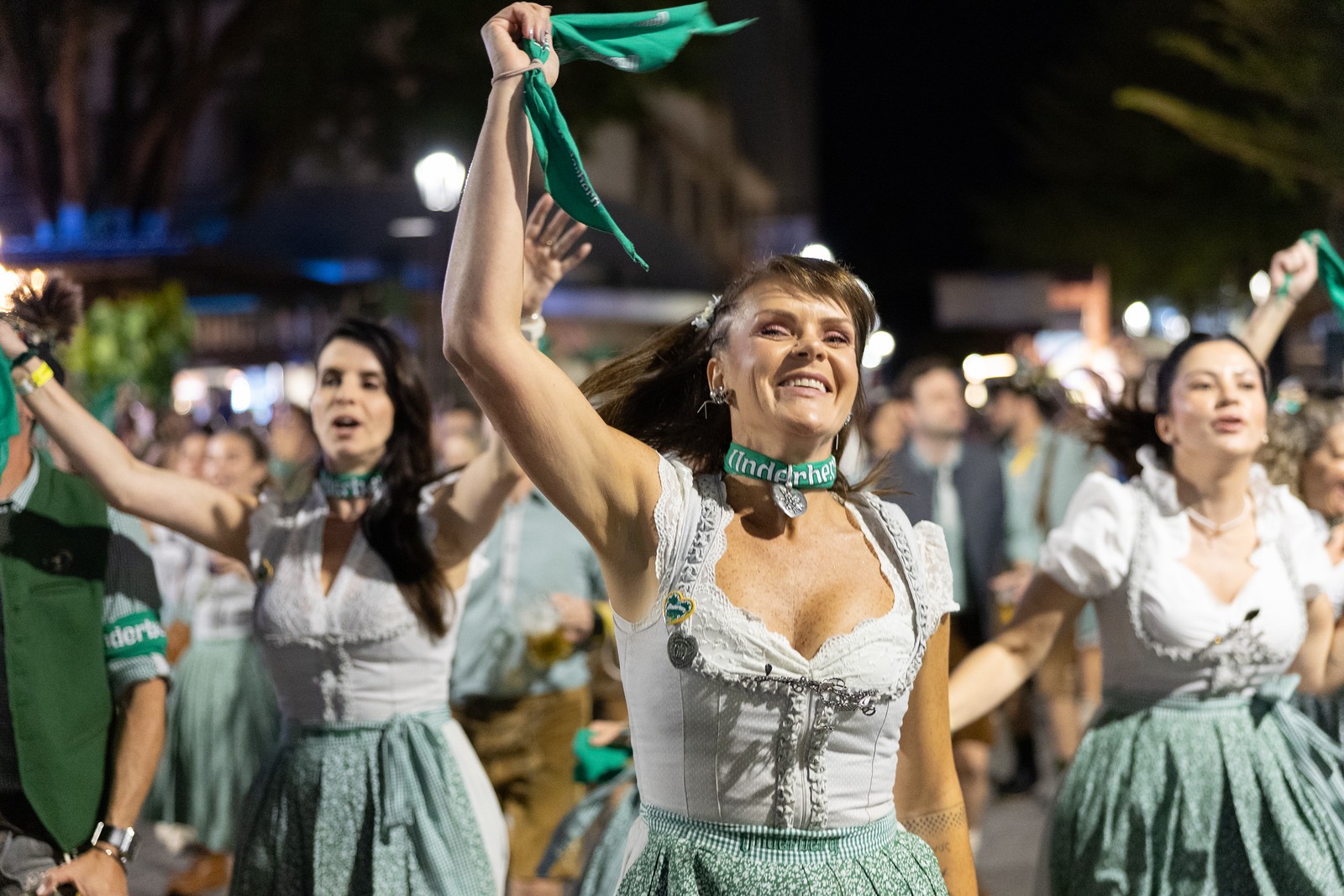 Grupos em trajes típicos durante o desfile. Foto: Daniel Zimmermann/Prefeitura de Blumenau