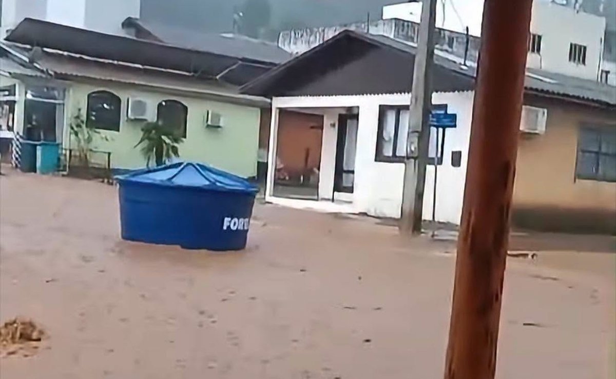 Enxurrada arrasta caixa d”água em cidade de SC e Piter Scheuer alerta para temporais na próxima semana