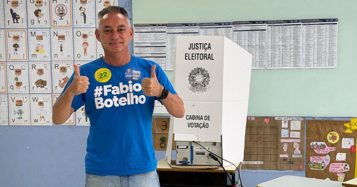 Fábio Botelho vota em Florianópolis e agradece apoio do prefeito Topázio
