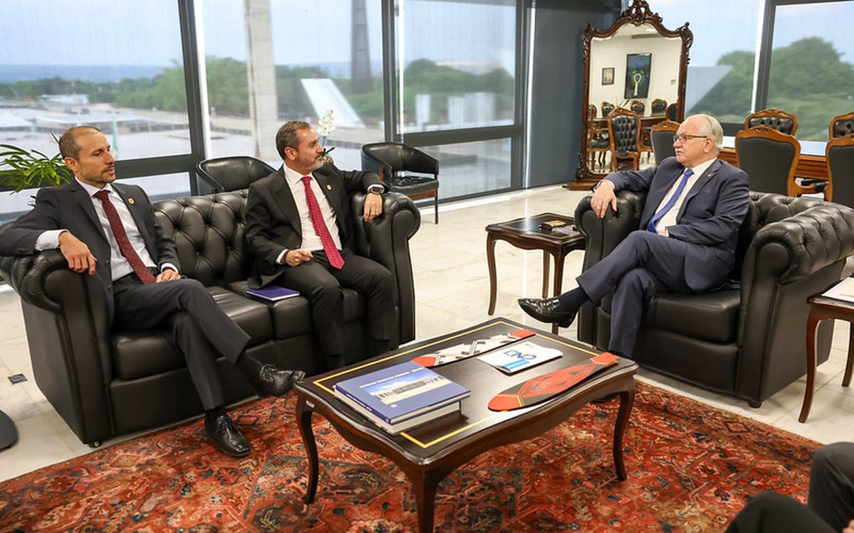 Fachin manda PF entregar todas as menções a ministros achadas nos celulares de Vorcaro, sem exceção