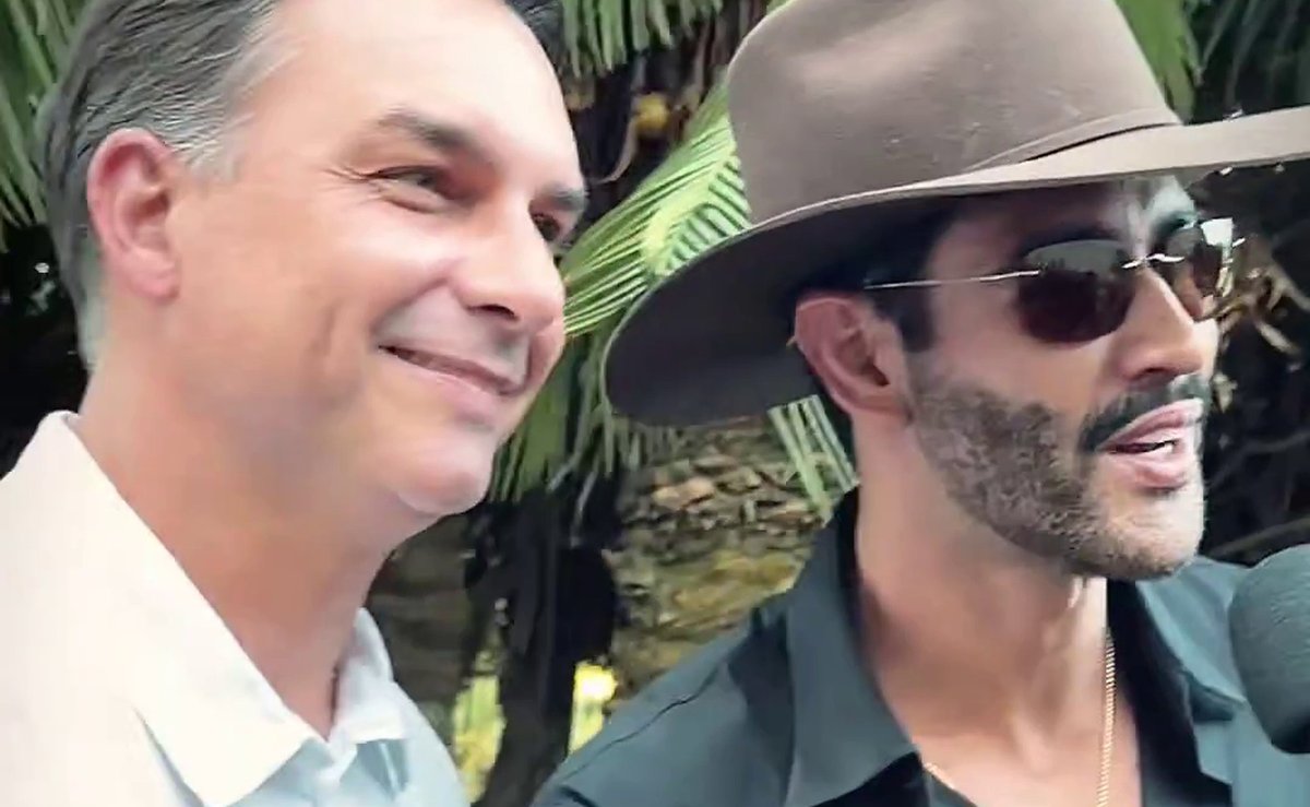 Flávio Bolsonaro discursa ao lado de Gusttavo Lima, Zezé Di Camargo e mais de 30 sertanejos em Goiás