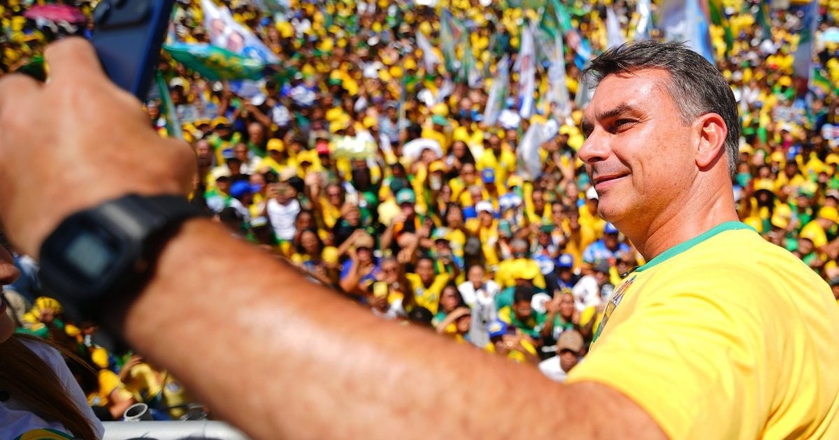 Flávio Bolsonaro tem 62,6% e Lula 24,5% na soma dos países onde a votação já terminou