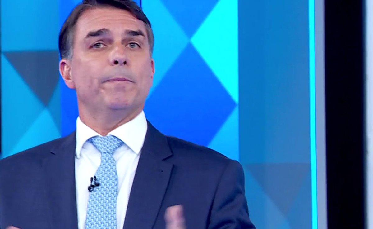 Lula pergunta se Flávio vai cuidar da saúde “com o tesouraço” e ouve: “o tesouraço vai ser na corrupção”