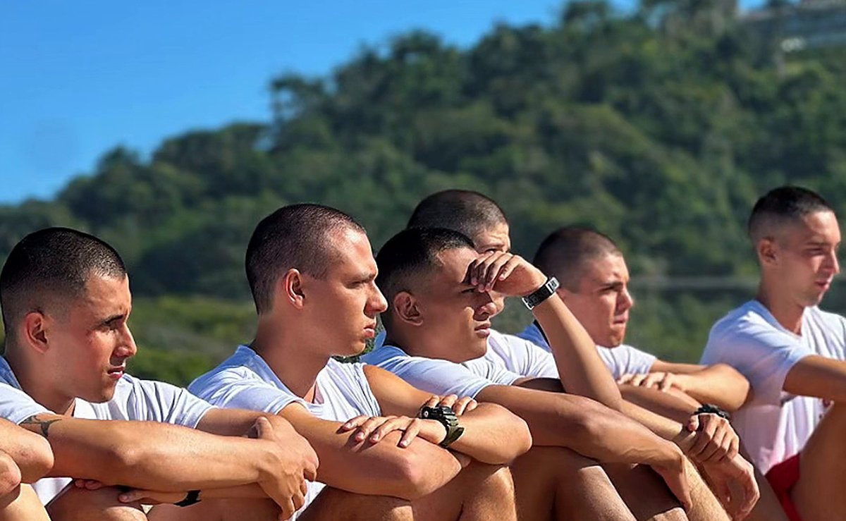 Futuros guarda-vidas encaram saltos na piscina e aula na areia na 1ª semana de curso em Florianópolis