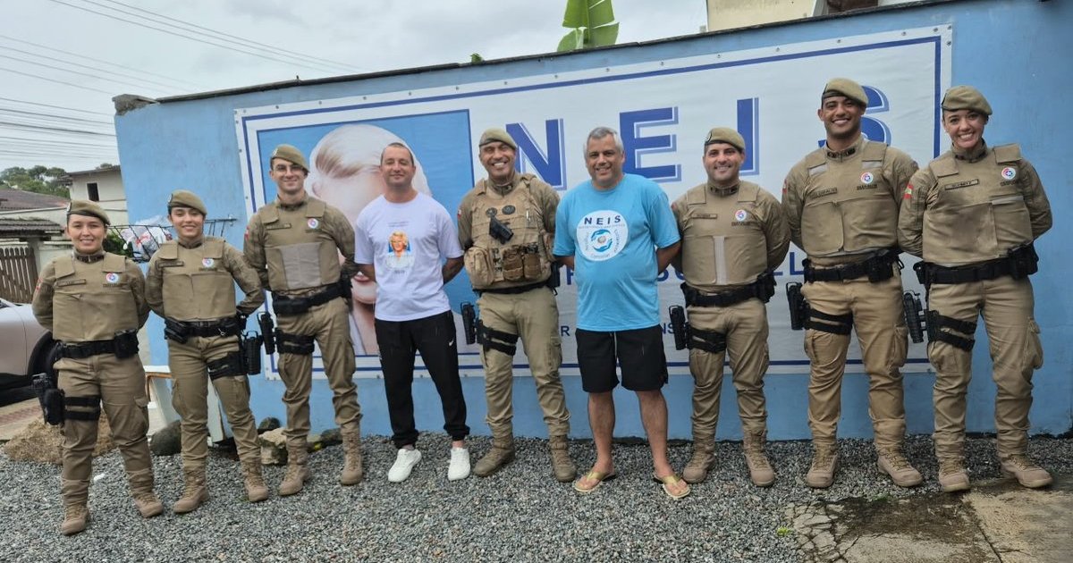 Futuros policiais militares doam meia tonelada de alimentos a famílias carentes de Palhoça