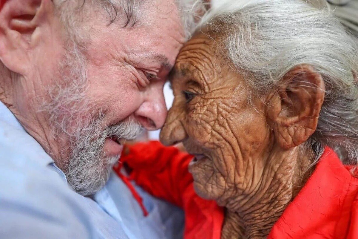 Às vésperas do 2º turno, governo Lula manda zap a idosos dizendo que votar vale como prova de vida do INSS