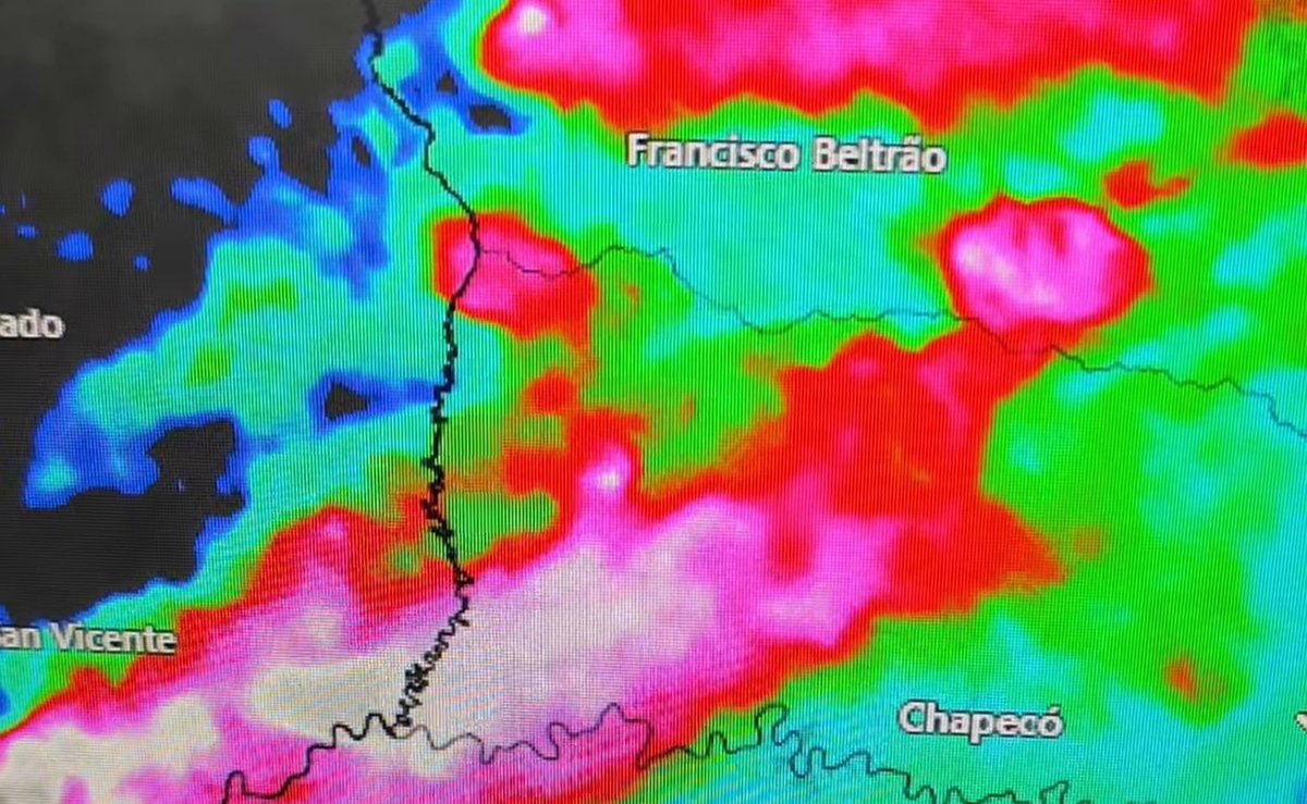 Granizo, raios e risco alto de enxurrada: Defesa Civil alerta para chuva intensa até sábado em SC