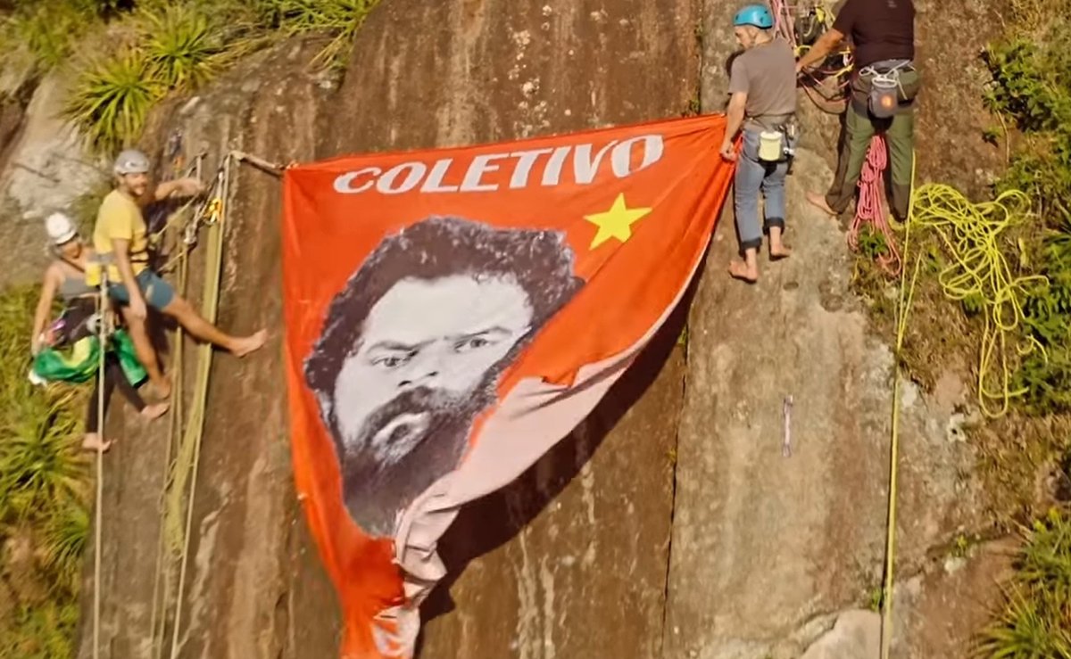 Grupo se arrisca para estender bandeira com rosto de Lula em morro turístico de Florianópolis