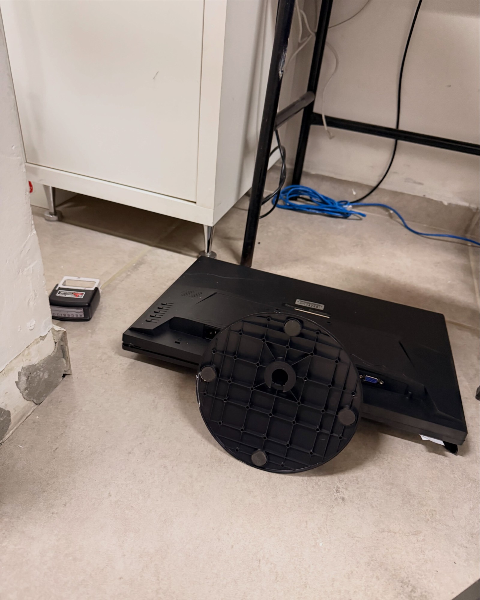 O monitor arremessado contra a farmacêutica ficou no chão, com a base solta