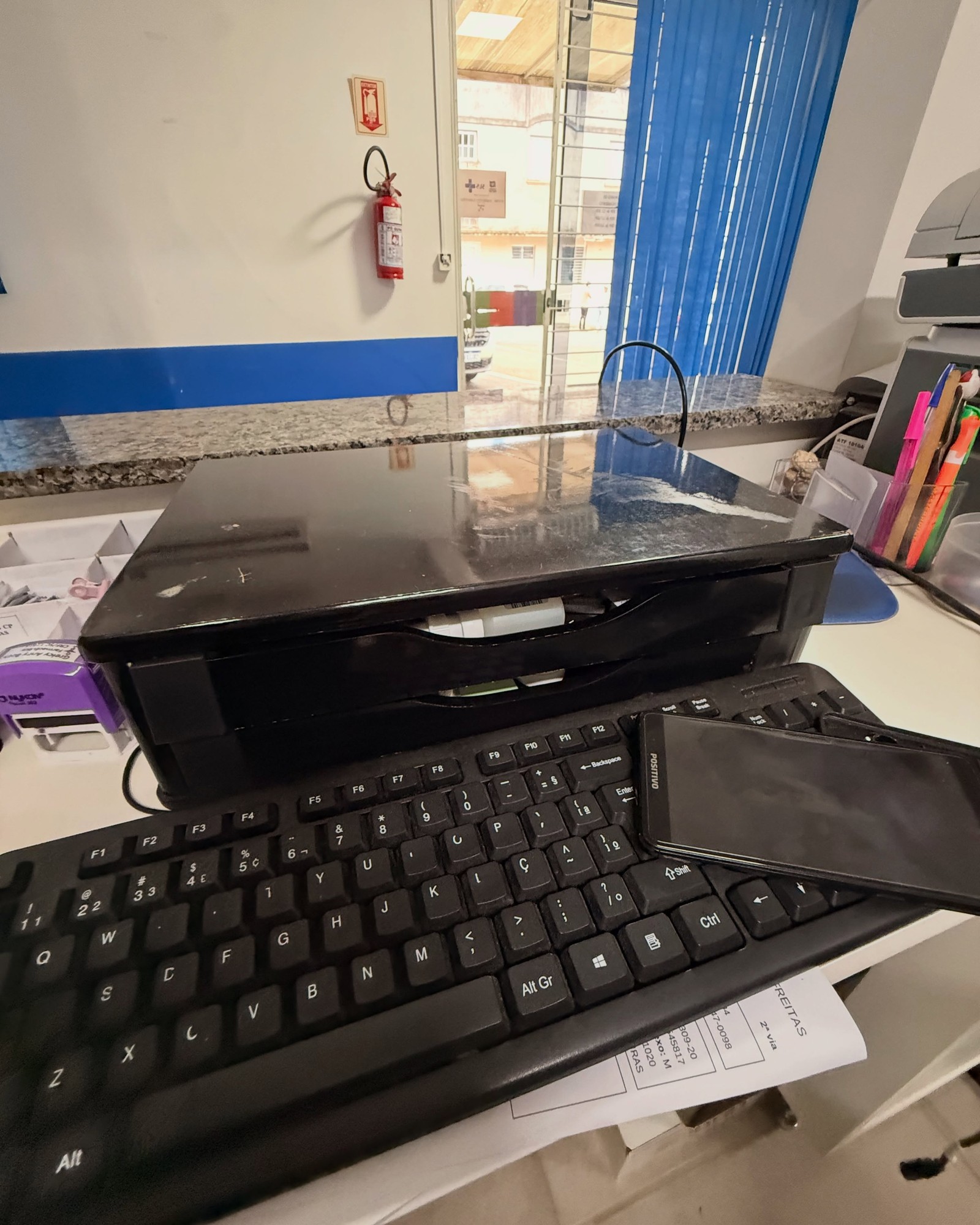 O suporte do monitor ficou vazio em cima do balcão
