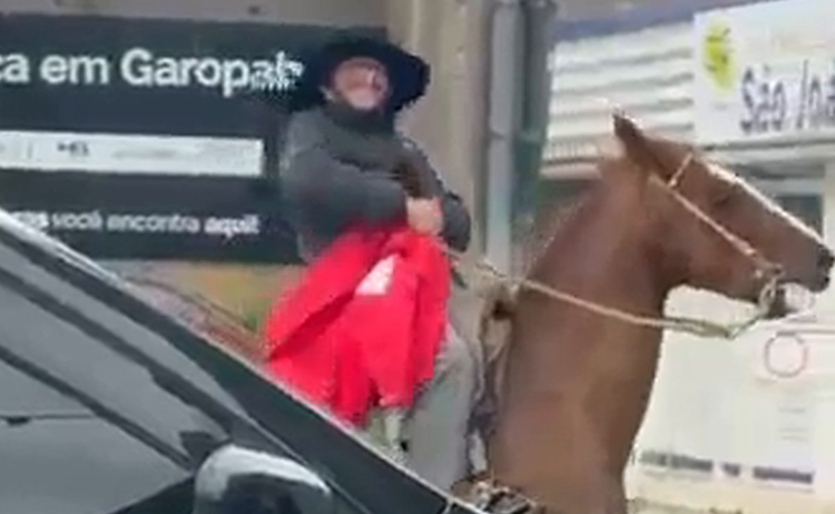Homem a cavalo pega bandeira do PT, desfila com ela e grita “seu petista sem vergonha” em SC