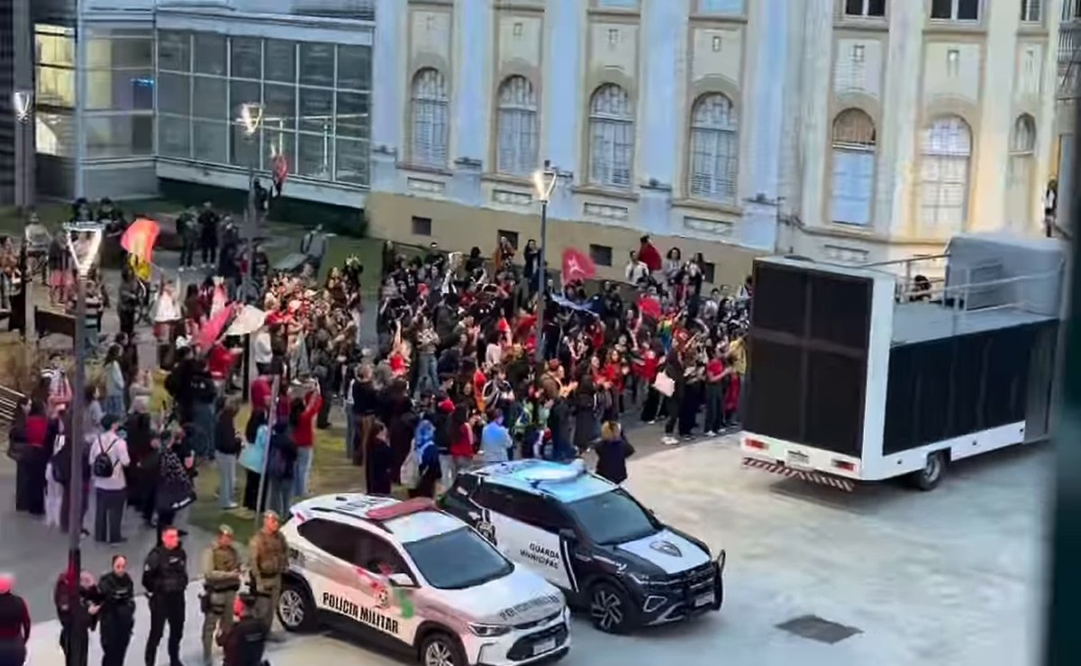 “Hora de virar o voto”: militância faz ato em apoio a Lula no Centro de Itajaí a quatro dias do segundo turno