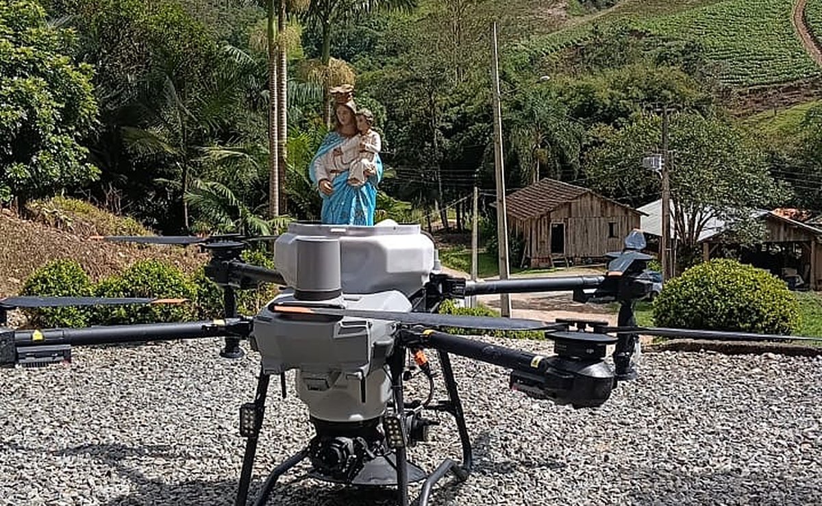 Imagem de Nossa Senhora cruza 2 km pelo céu em drone até a frente da igreja no interior de Nova Trento