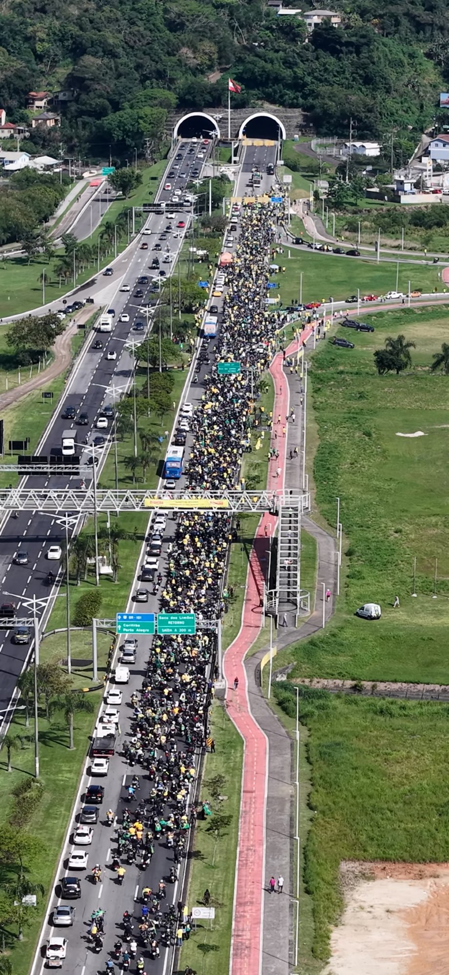 Mais de uma hora antes da saída, motos já lotam via na motociata por Flávio Bolsonaro em Florianópolis